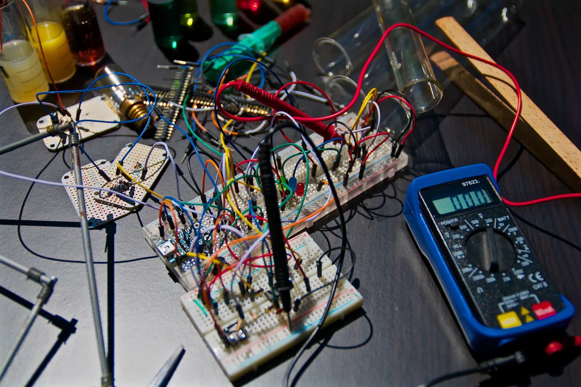 Un prototipo cableado sobre una placa de pruebas