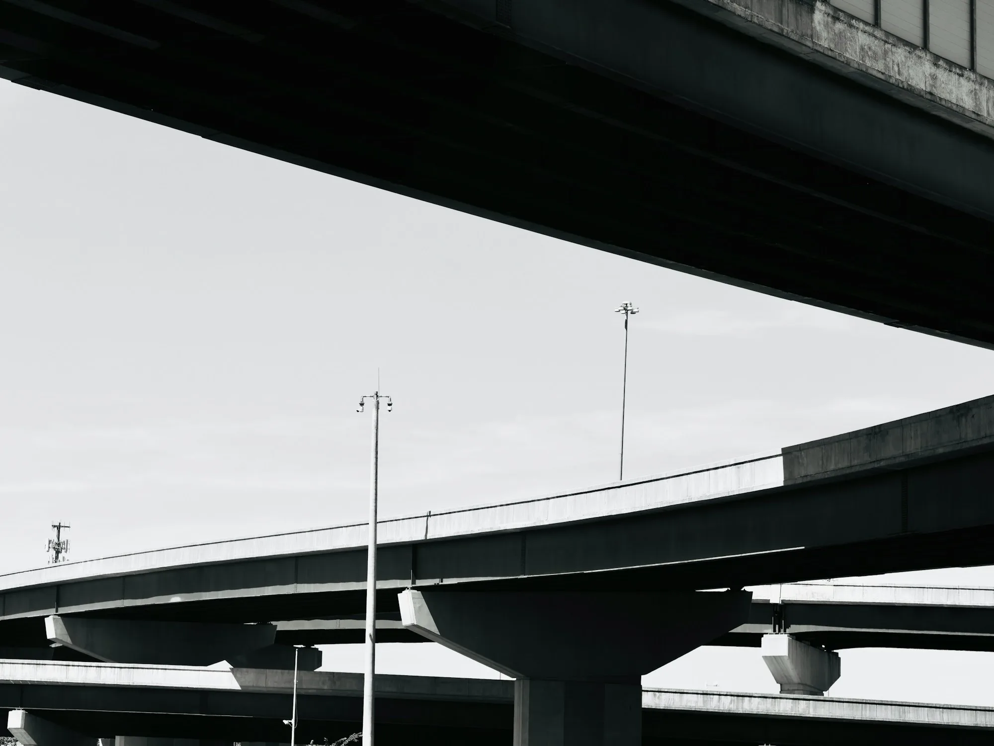 Varios viaductos de hormigón cruzándose unos sobre otros contra el cielo